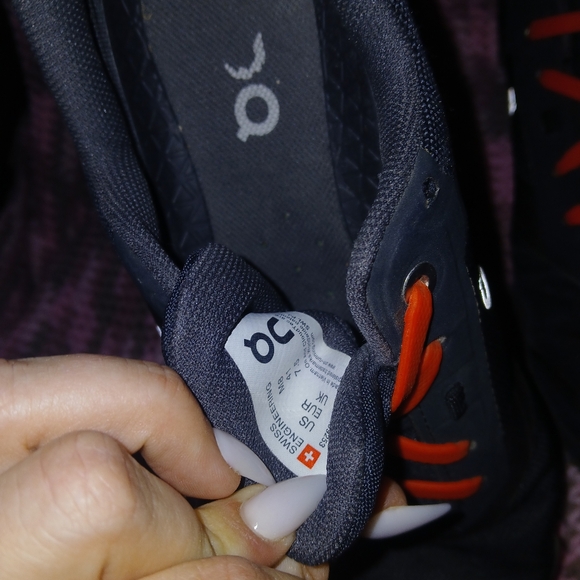 On clouds Size 8 - Picture 4 of 5